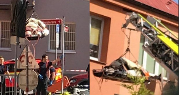 Obézního pacienta z bytu vyndávali oknem: 336 kg vážícího muže stěhoval jeřáb