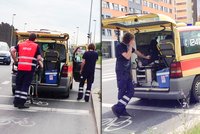 Pacient na nosítkách vyjel za jízdy ze sanitky