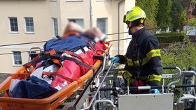 Pacientku v Karlových Varech vynesli z bytu hasiči pomocí výsuvné plošiny.