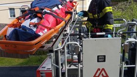 Pacientku v Karlových Varech vynesli z bytu hasiči pomocí výsuvné plošiny.