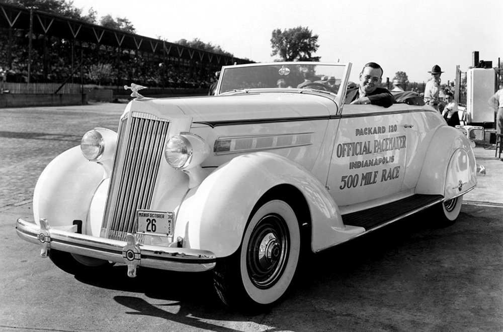 Kabriolet Packard 120 měl tu čest být v roce 1936 oficiálním zaváděcím vozem slavného závodu Indy 500.