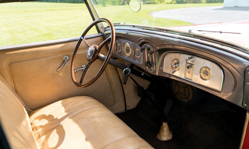 Packard 120 z roku 1936 měl jednoduchou palubní desku se třemi kruhovými přístroji před volantem.