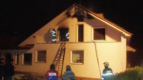 Plameny zničily rodinný dům, který byl starý pouze deset let.