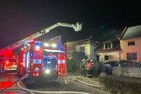 Rodinný dům na Kroměřížsku zachvátily plameny: Majitelka skončila v nemocnici