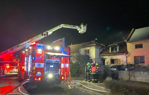 Rodinný dům na Kroměřížsku zachvátily plameny: Majitelka skončila v nemocnici