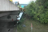 Vyletělo z dálnice D5: Auto se zřítilo z mostu