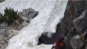 Záchrana české dívenky (14) v Rakousku. Spadla tu do 24 metrů hluboké průrvy pod sněhem.