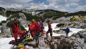 Záchrana české dívenky (14) v Rakousku. Spadla tu do 24 metrů hluboké průrvy pod sněhem.