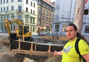 David Weinfurt ukazuje místo v centru Brna, kde opilý oslavenec spadl do výkopu.