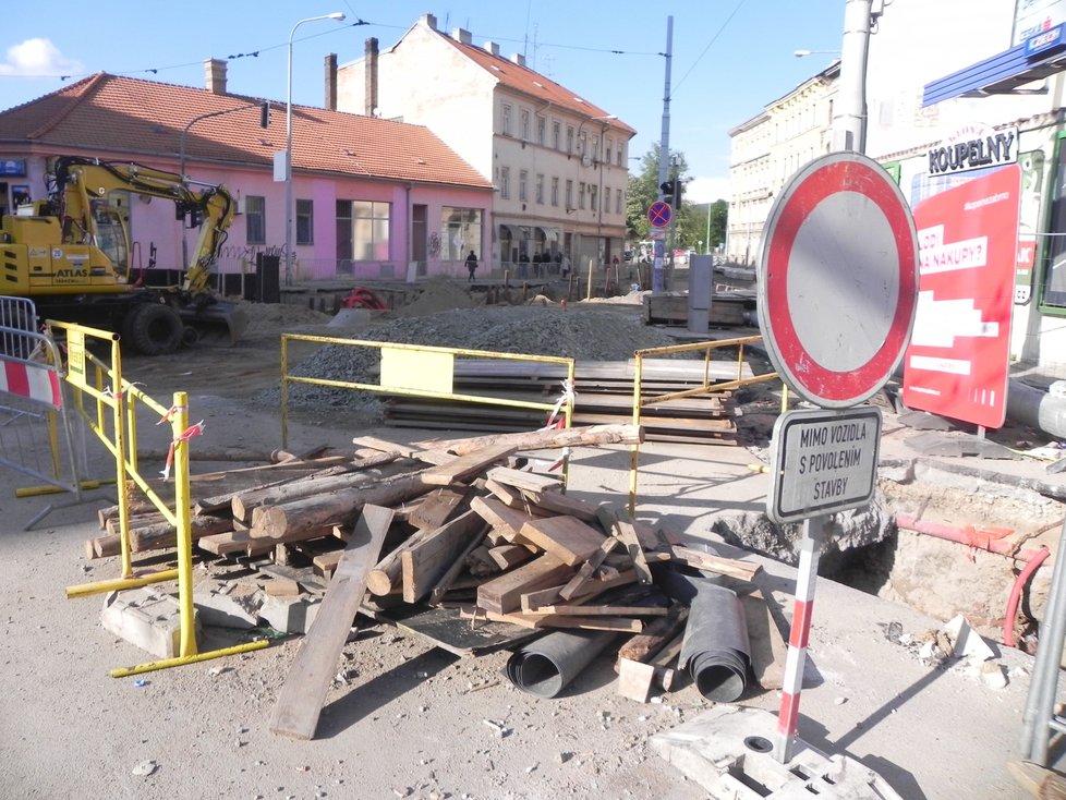 Celkový pohled na staveniště mezi ulicemi Cejl, Francouzská a Vranovská v Brně.