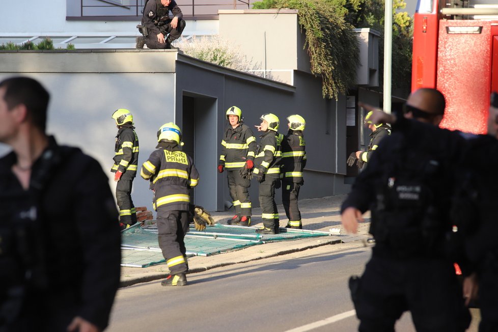 V Údolní ulici v Praze došlo k pádu části domu. (17. května 2022)