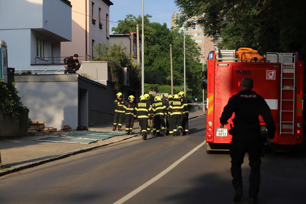 V Údolní ulici v Praze došlo k pádu části domu. (17. května 2022)
