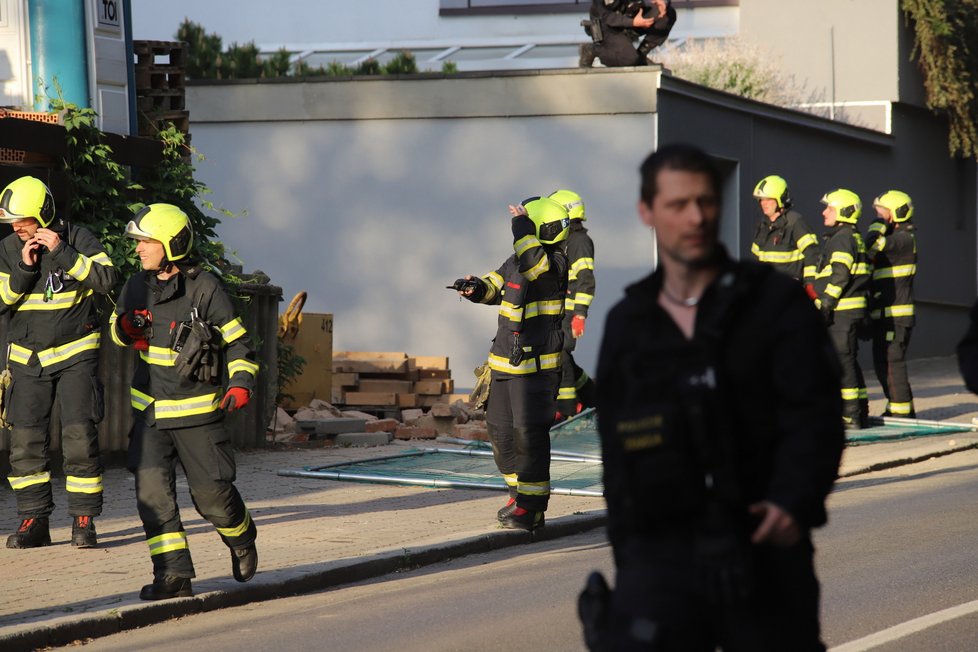 V Údolní ulici v Praze došlo k pádu části domu. (17. května 2022)