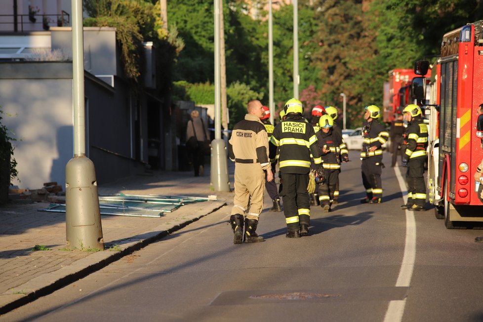 V Údolní ulici v Praze došlo k pádu části domu. (17. května 2022)