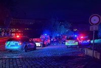 Neštěstí v centru Prahy: Mladík spadl z Karlova mostu