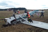 Malé letadlo na Blanensku zavadilo o dráty a spadlo: Dva členové posádky jsou zranění