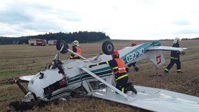 Malé letadlo na Blanensku zavadilo o dráty a spadlo: Dva členové posádky jsou zranění