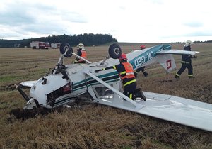 Malé letadlo havarovalo v pondělí odpoledne u Bořitova na Blanensku. Dvoučlenná posádka se zranila.