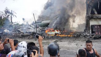 Pád letadla do obydlené čtvrti na Sumatře má již přes 140 obětí