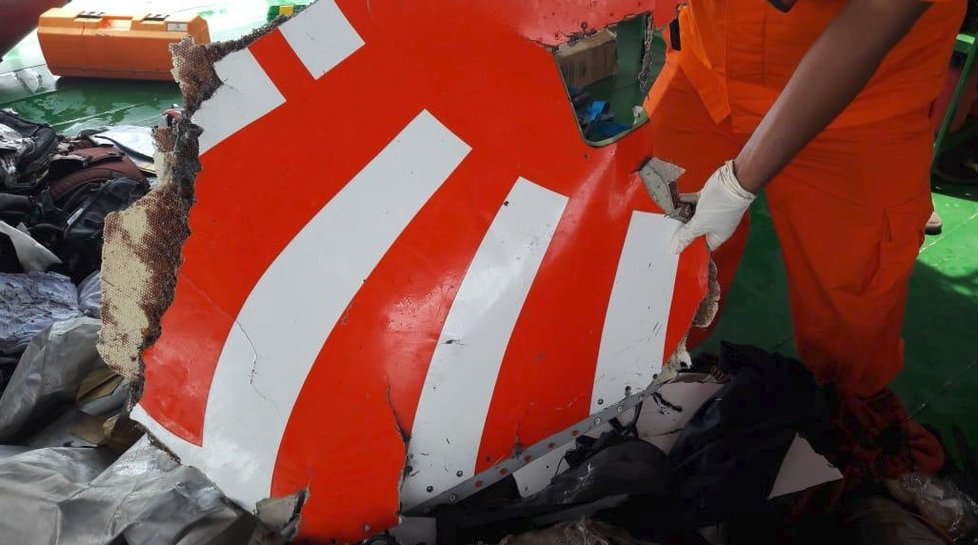 Boeing 737 indonéské společnosti Lion Air se zřítil do moře. Z vody byly vytaženy první trosky (29. 10. 2018).