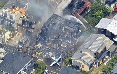 Po výbuchu letadla zbyly z domů jen ohořelé trosky.