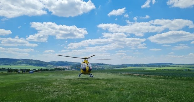 Na poli u Bořitova na Blanensku se v sobotu zřítilo malé letadlo. Pilot zemřel.