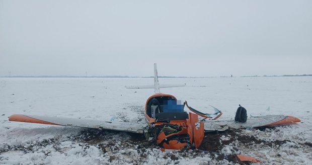 Pád motorového letadla u obce Pěšice na Chrudimsku nepřežil jeho pilot. (7.12.2023)