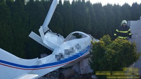 Pád ultralightu v Tlusticích nepřežili dva muži. Letoun spadl na zahradu rodinného domu.