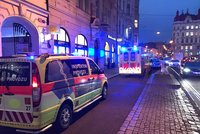 Muž spadl do světlíku pražského hotelu: Údajný zloděj skončil v nemocnici
