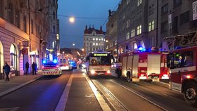V pražském hotelu spadl muž do světlíku: V kritickém stavu skončil v nemocnici.