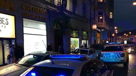 V pražském hotelu spadl muž do světlíku: V kritickém stavu skončil v nemocnici.