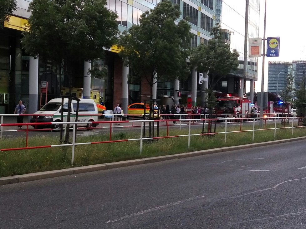 Pád osoby do kolejiště zastavil metro na lince C.