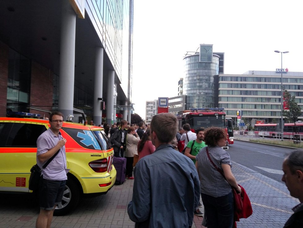 Pád osoby do kolejiště zastavil metro na lince C.