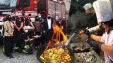 Místo hašení požárů »huba plná ohně«. Pražské hasiče podarovala thajská velvyslankyně ostrými pokrmy