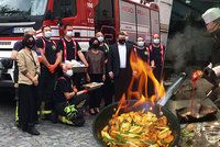 Místo hašení požárů »huba plná ohně«. Pražské hasiče podarovala thajská velvyslankyně ostrými pokrmy