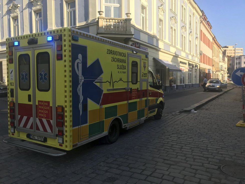 V Branické ulici spadl muž do výkopu, těžce se zranil.
