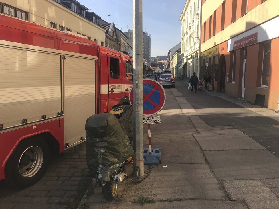 V Branické ulici spadl muž do výkopu, těžce se zranil.