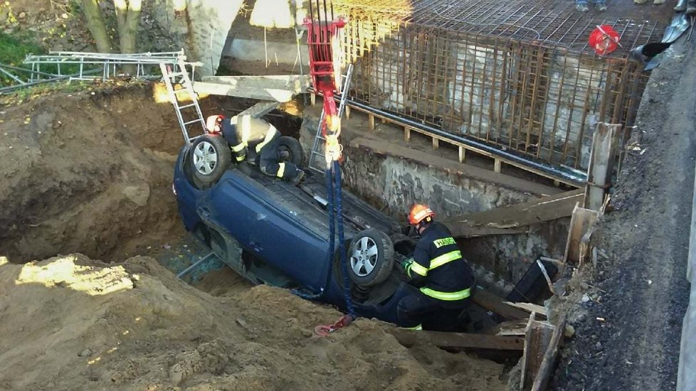 Takový pohled se naskytl ve čtvrtek ráno policistům a hasičům. Dva řidiči na Znojemsku nejspíš z nepozornosti ignorovali na opravovaném mostě přikázaný směr a zřítili se do výkopu.