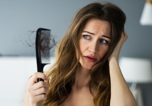 Padají vám vlasy? Toto jsou 4 nejčastější příčiny