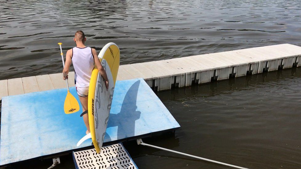 Na paddleboardu si užijete netradiční pohled na Prahu z Vltavy