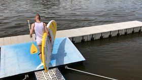 Milovníci paddleboardingu v Praze musejí počítat se značným omezením.