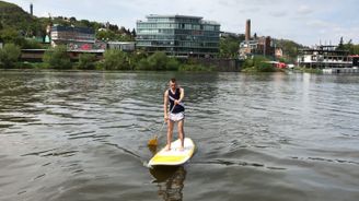 Praha v centru zakázala provoz paddleboardů. Hrozil střet s loděmi, tvrdí Plavební úřad