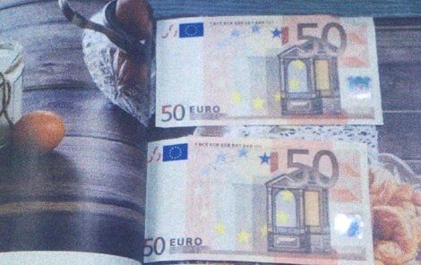 Falešná eura přišla zabalená ze zahraniční v časopisu.