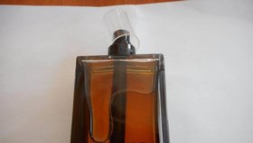 Příklady padělků parfémů, které se v posledních letech podařilo zabavit úředníkům v Česku.