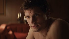 Polonahý Jamie Dornan dokonale naplňuje naši představu Christiana Greye.