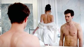 Jamie Dornan coby uhrančivý Christian Grey a Dakota Johnson jako Anastasia