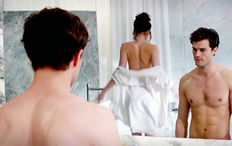 Jamie Dornan coby uhrančivý Christian Grey a Dakota Johnson jako Anastasia.