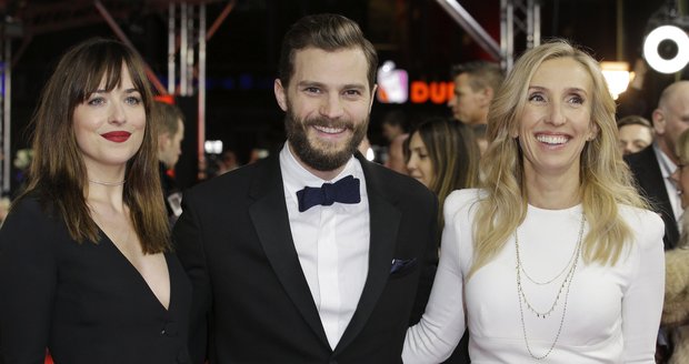 Hlavní hrdinové Dakota Johnson a Jamie Dornan s režisérkou Sam Taylor-Johnson.