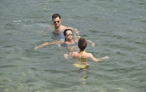Všichni tři si zaplavali...