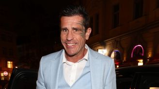Od porna k politickým slibům: Robert Rosenberg kandiduje za Svobodné, šance na úspěch má však mizivé Od porna k politickým slibům: Robert Rosenberg kandiduje za Svobodné, šance na úspěch má však mizivé